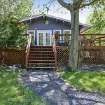 Chic And Stylish Home Hot Tub,4 Bedrooms, Game Movie Room, Firepit, Arcades, Playground On Site 2 Min Walk From Pool And Lake