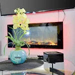 Chic And Stylish Home Hot Tub,4 Bedrooms, Game Movie Room, Firepit, Arcades, Playground On Site 2 Min Walk From Pool And Lake