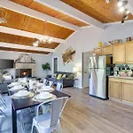 Chic And Stylish Home Hot Tub,4 Bedrooms, Game Movie Room, Firepit, Arcades, Playground On Site 2 Min Walk From Pool And Lake