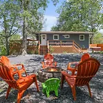 Chic And Stylish Home Hot Tub,4 Bedrooms, Game Movie Room, Firepit, Arcades, Playground On Site 2 Min Walk From Pool And Lake