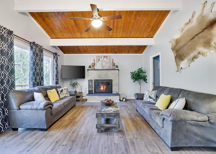 Chic And Stylish Home Hot Tub,4 Bedrooms, Game Movie Room, Firepit, Arcades, Playground On Site 2 Min Walk From Pool And Lake