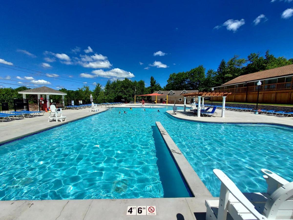 Chic And Stylish Hot Tub,4 Bedrooms, Game Movie Room, Firepit, Arcades, Playground On Site 2 Min Walk From Pool And Chalet