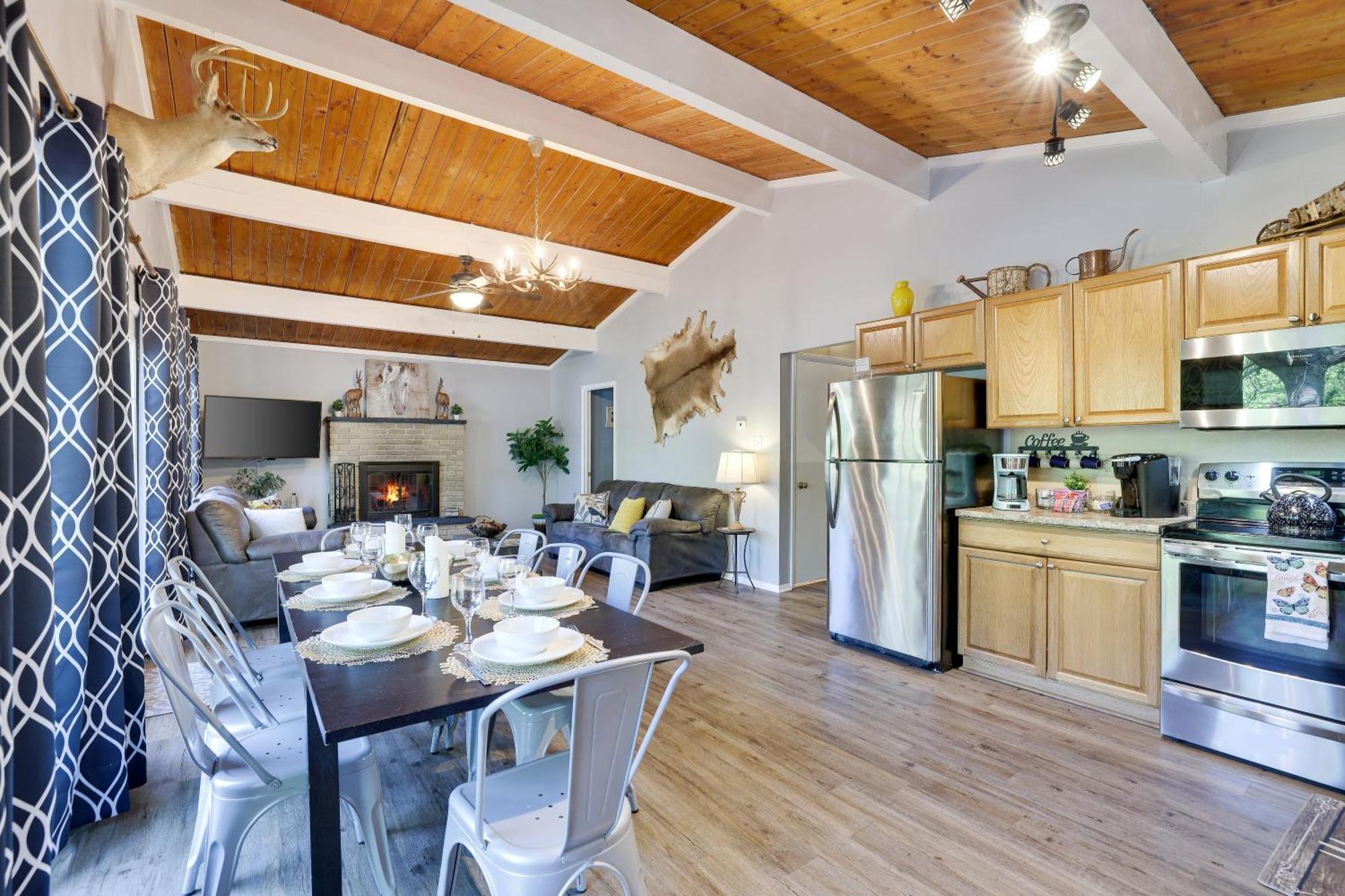 Chalet Chic And Stylish Hot Tub,4 Bedrooms, Game Movie Room, Firepit, Arcades, Playground On Site 2 Min Walk From Pool And