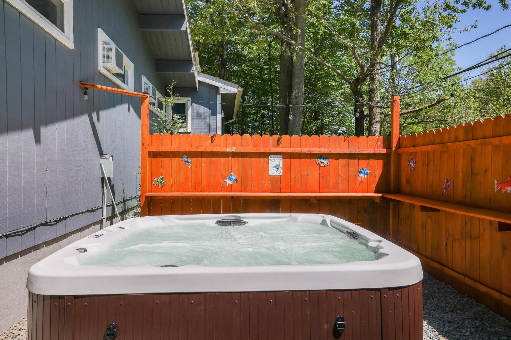 Chalet Chic And Stylish Hot Tub,4 Bedrooms, Game Movie Room, Firepit, Arcades, Playground On Site 2 Min Walk From Pool And Tobyhanna