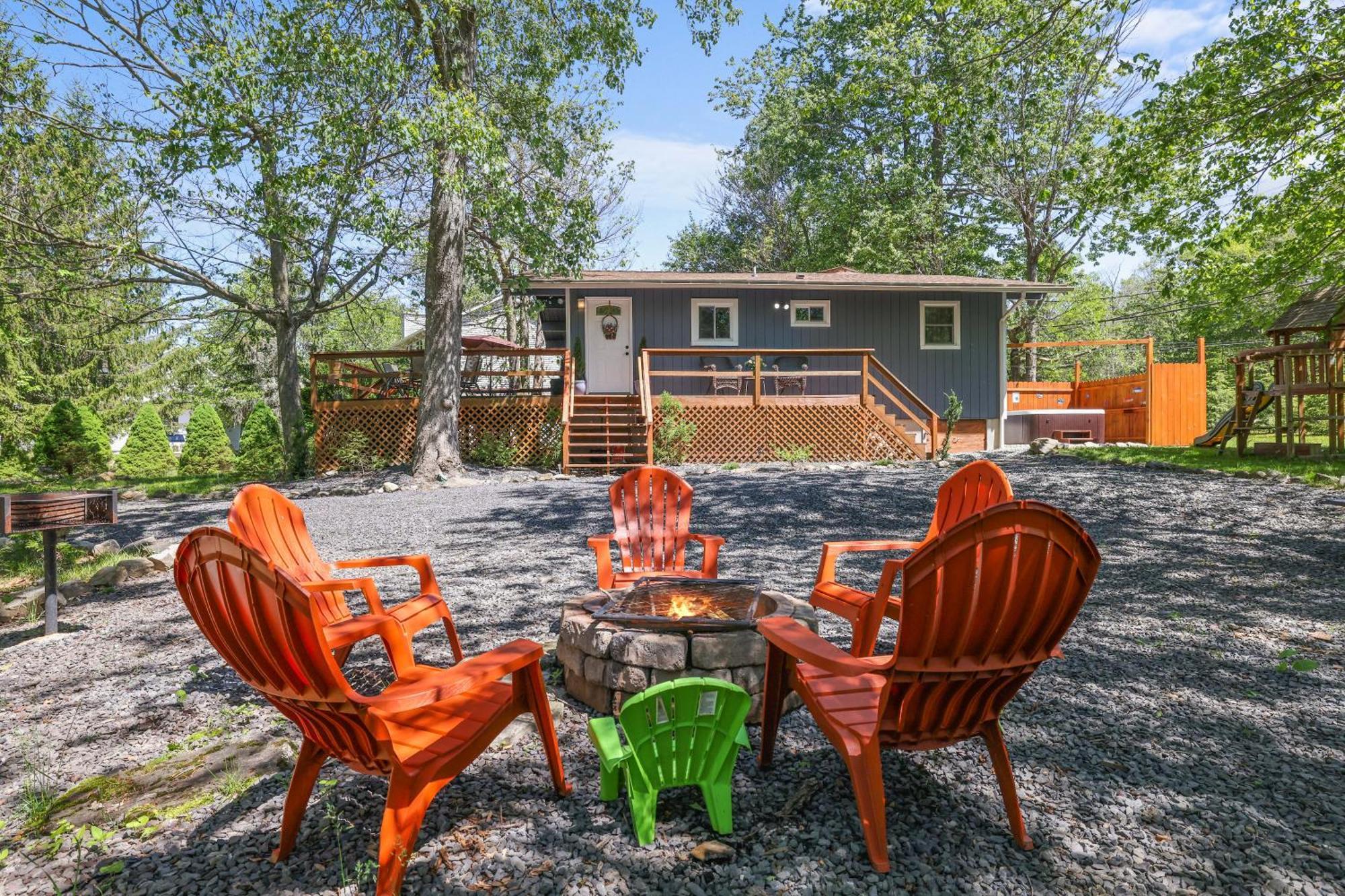 Chic And Stylish Hot Tub,4 Bedrooms, Game Movie Room, Firepit, Arcades, Playground On Site 2 Min Walk From Pool And *