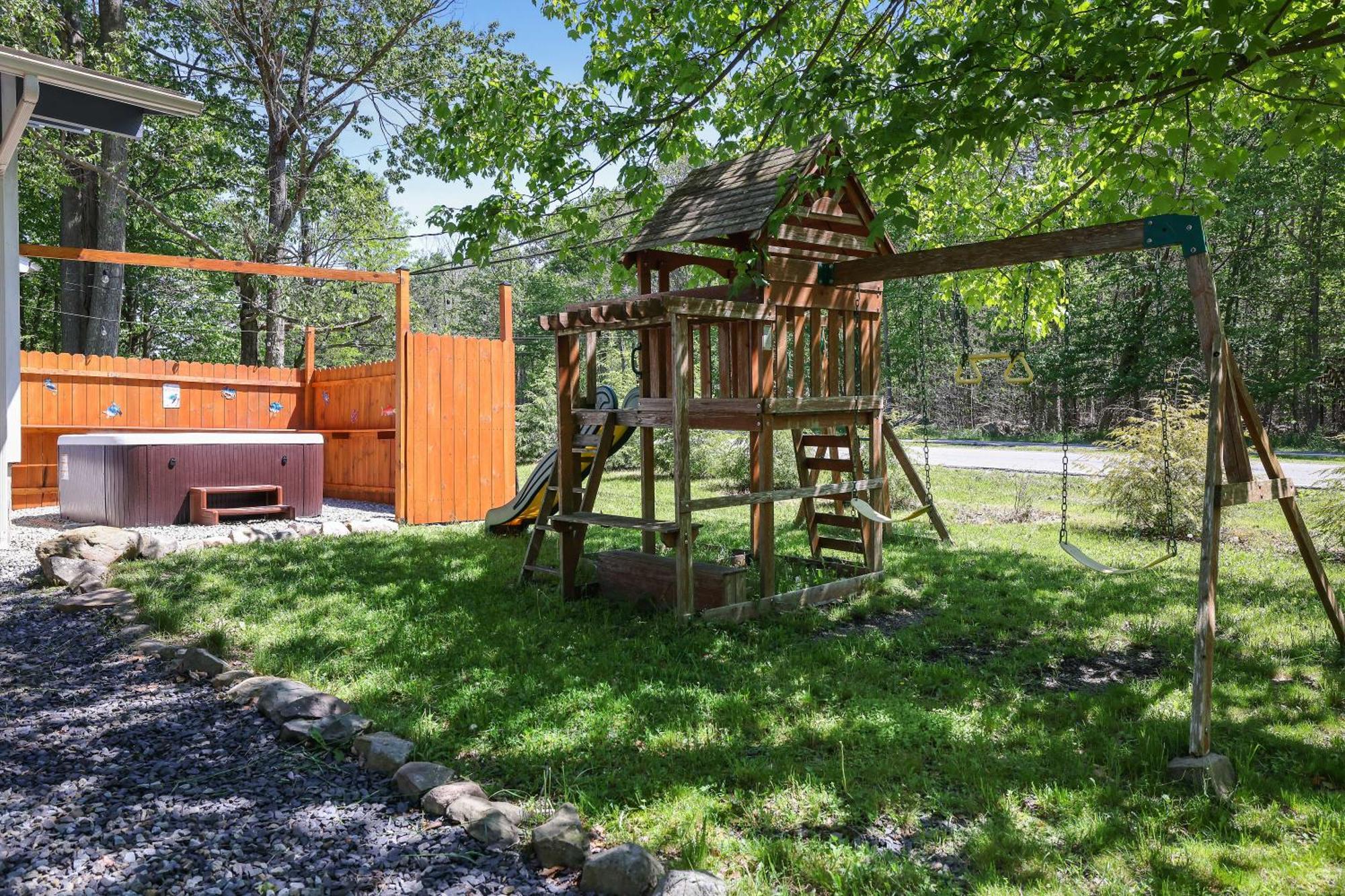 Chic And Stylish Hot Tub,4 Bedrooms, Game Movie Room, Firepit, Arcades, Playground On Site 2 Min Walk From Pool And * Tobyhanna