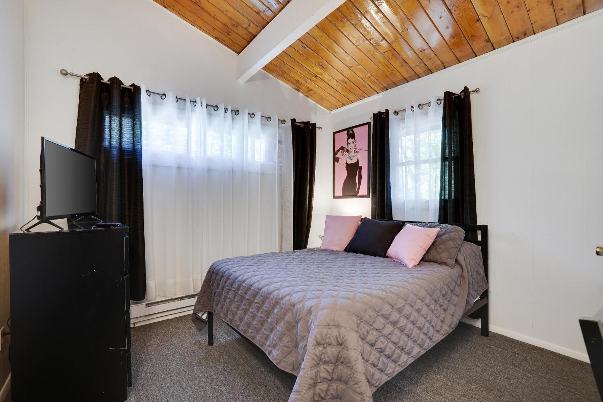 Chic And Stylish Hot Tub,4 Bedrooms, Game Movie Room, Firepit, Arcades, Playground On Site 2 Min Walk From Pool And