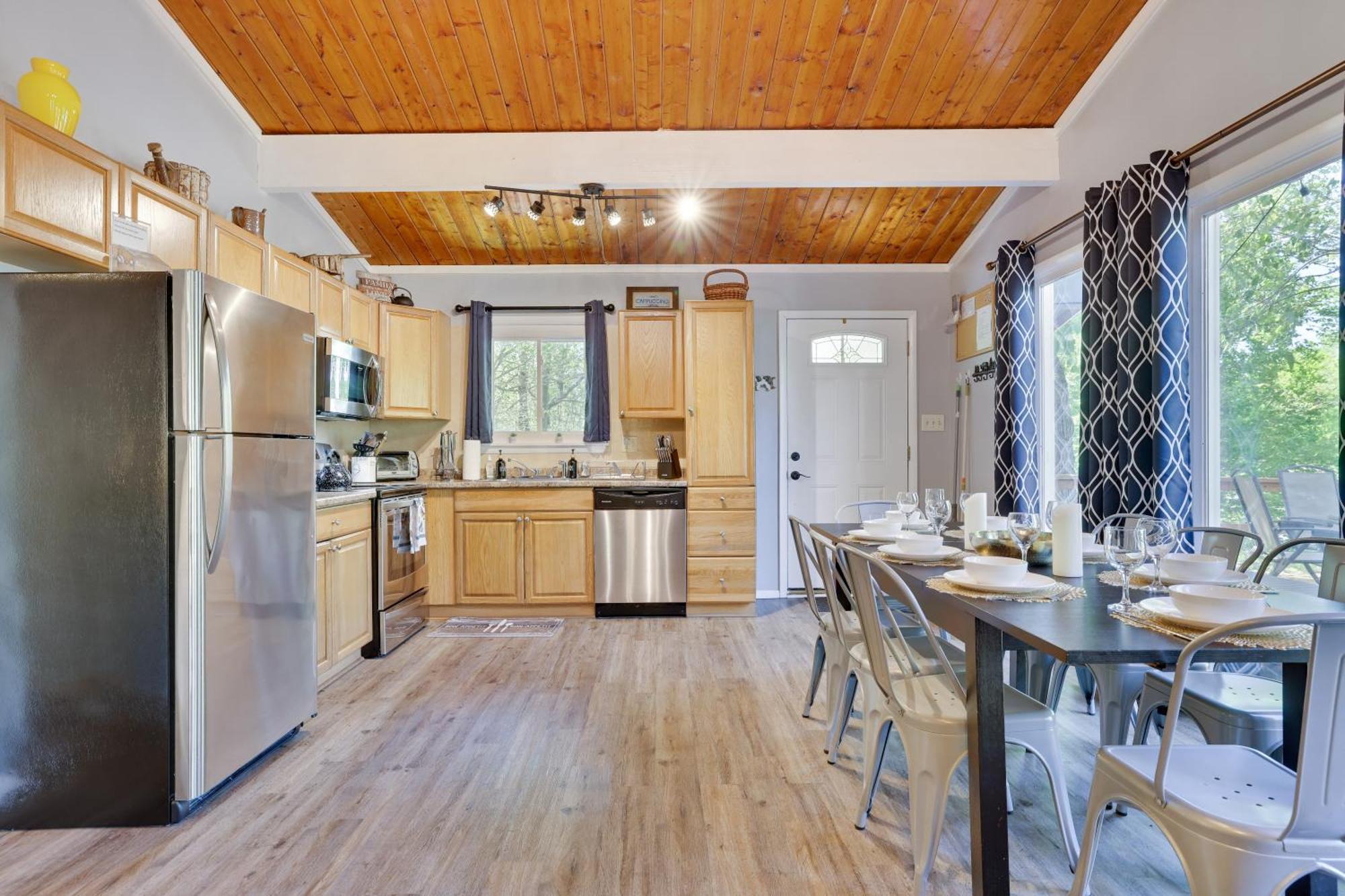 Chic And Stylish Hot Tub,4 Bedrooms, Game Movie Room, Firepit, Arcades, Playground On Site 2 Min Walk From Pool And Chalet *