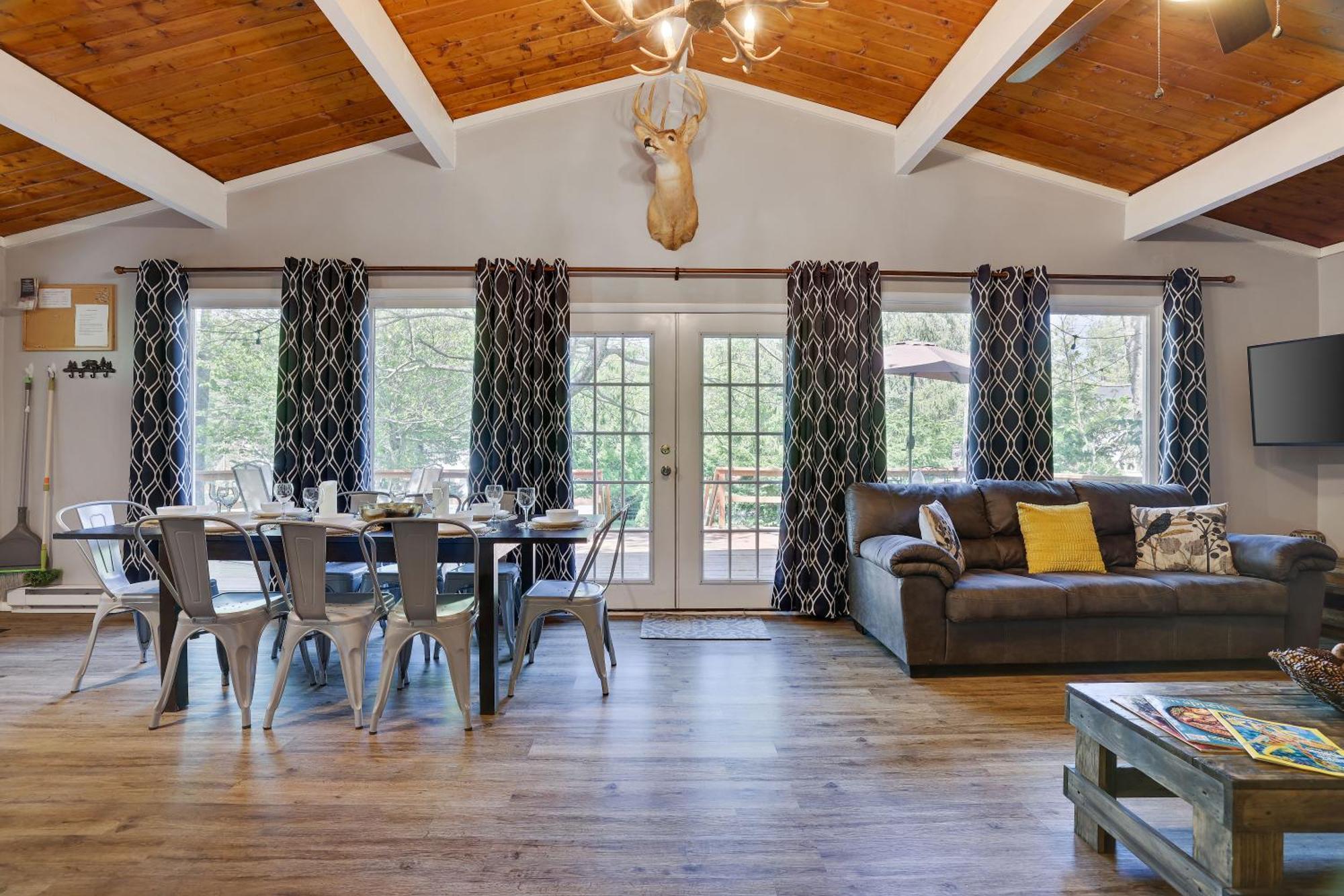 Chalet Chic And Stylish Hot Tub,4 Bedrooms, Game Movie Room, Firepit, Arcades, Playground On Site 2 Min Walk From Pool And *