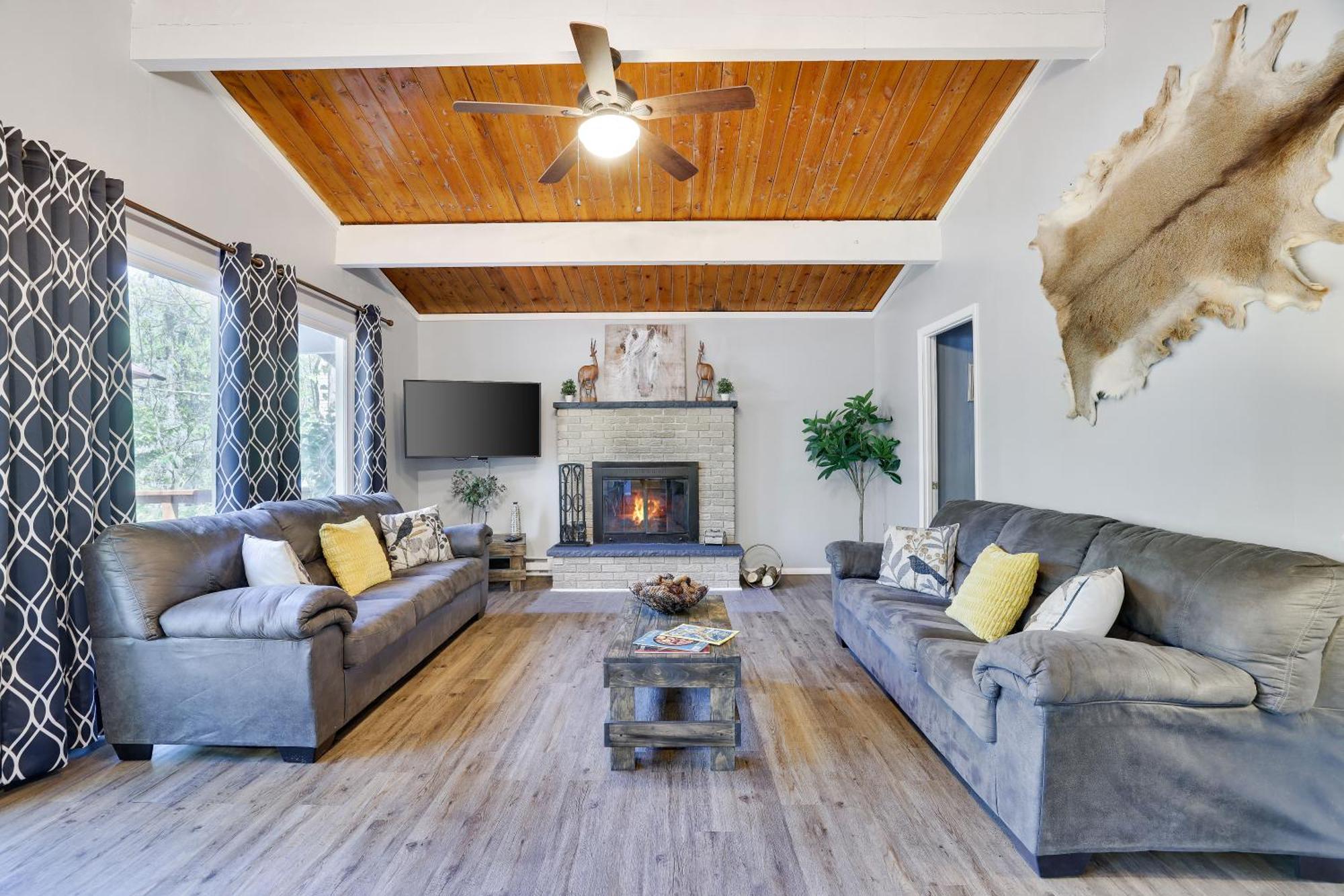 Chalet Chic And Stylish Hot Tub,4 Bedrooms, Game Movie Room, Firepit, Arcades, Playground On Site 2 Min Walk From Pool And Tobyhanna