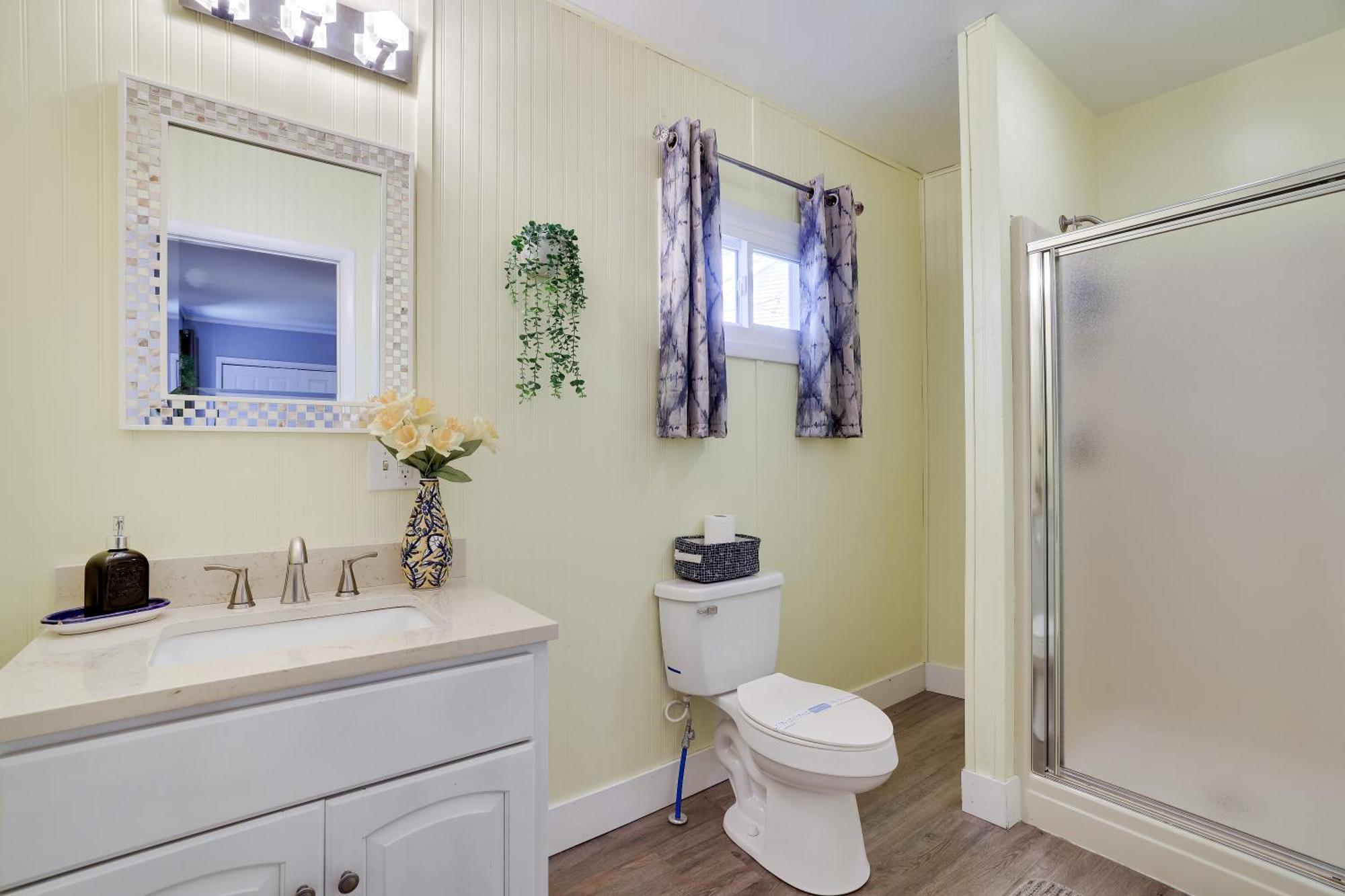 Chic And Stylish Hot Tub,4 Bedrooms, Game Movie Room, Firepit, Arcades, Playground On Site 2 Min Walk From Pool And * Tobyhanna