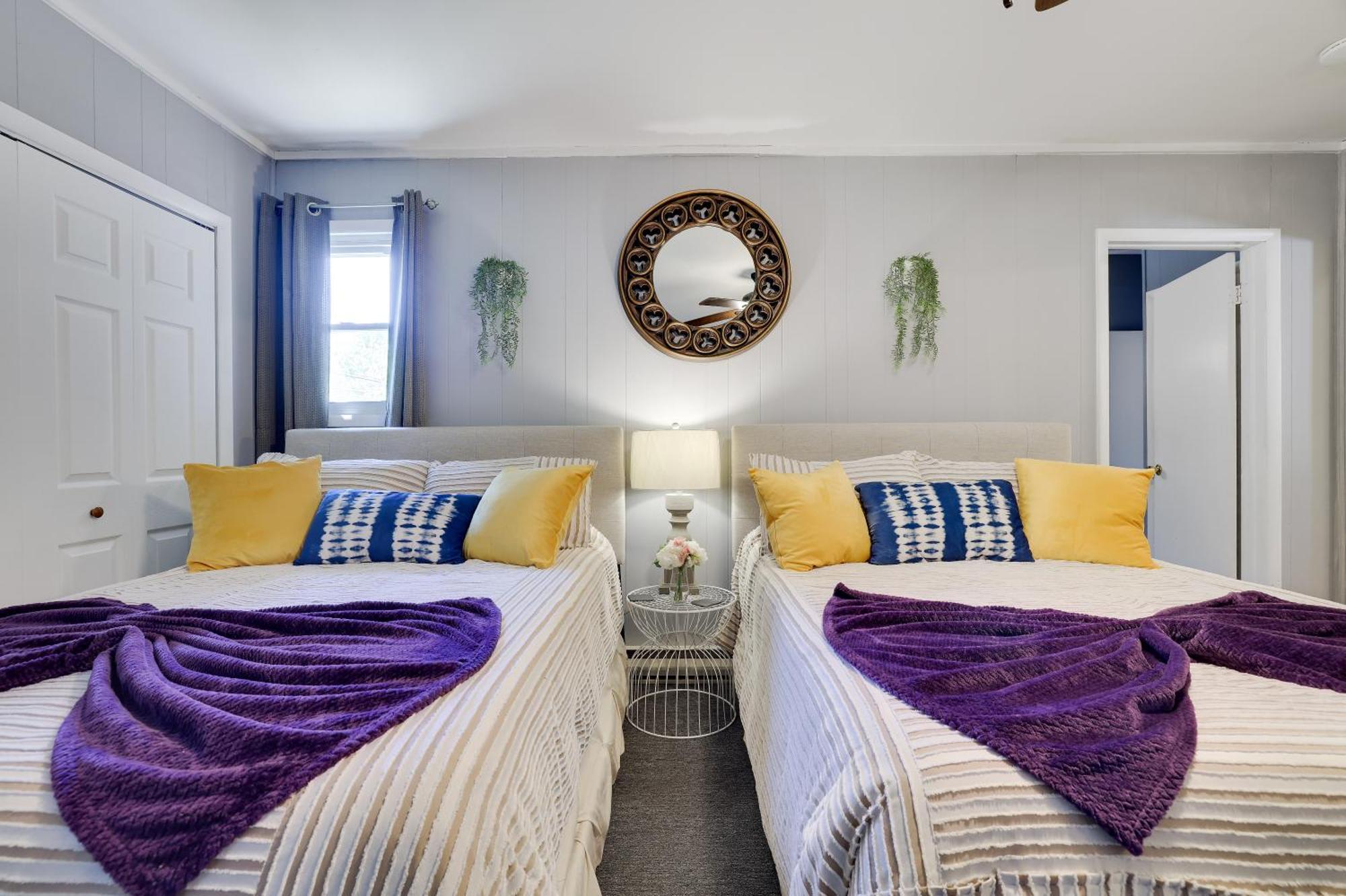 Chic And Stylish Hot Tub,4 Bedrooms, Game Movie Room, Firepit, Arcades, Playground On Site 2 Min Walk From Pool And Chalet