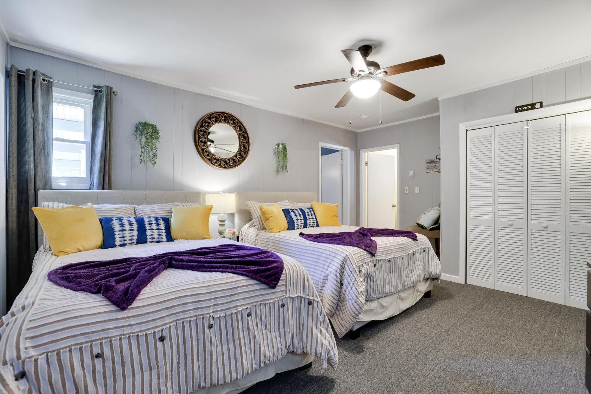 Chic And Stylish Hot Tub,4 Bedrooms, Game Movie Room, Firepit, Arcades, Playground On Site 2 Min Walk From Pool And Chalet *