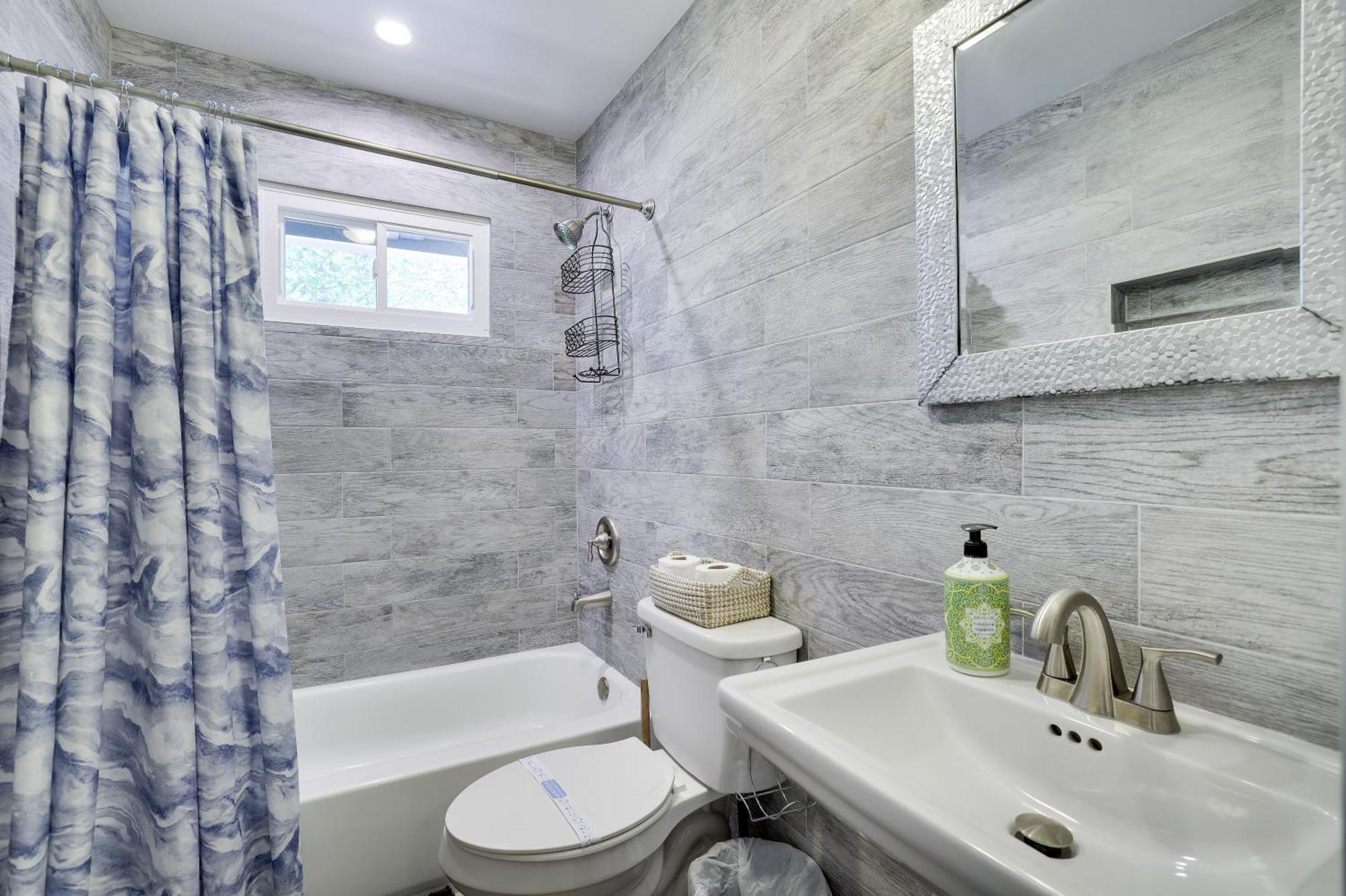 Chalet Chic And Stylish Hot Tub,4 Bedrooms, Game Movie Room, Firepit, Arcades, Playground On Site 2 Min Walk From Pool And *