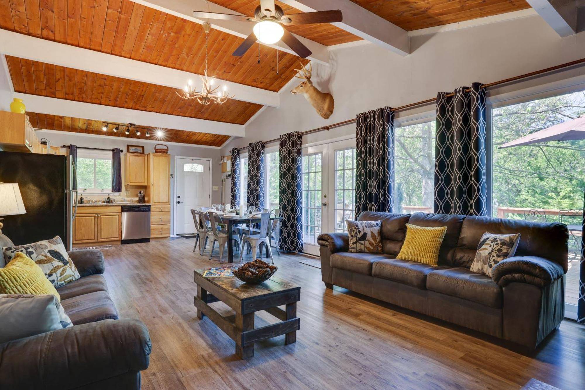 Chic And Stylish Hot Tub,4 Bedrooms, Game Movie Room, Firepit, Arcades, Playground On Site 2 Min Walk From Pool And Chalet Tobyhanna