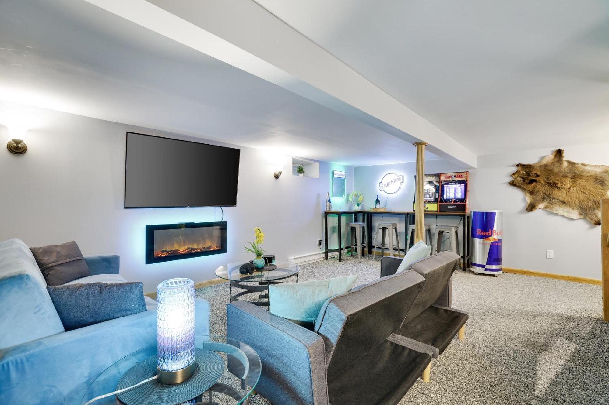 Chic And Stylish Hot Tub,4 Bedrooms, Game Movie Room, Firepit, Arcades, Playground On Site 2 Min Walk From Pool And *