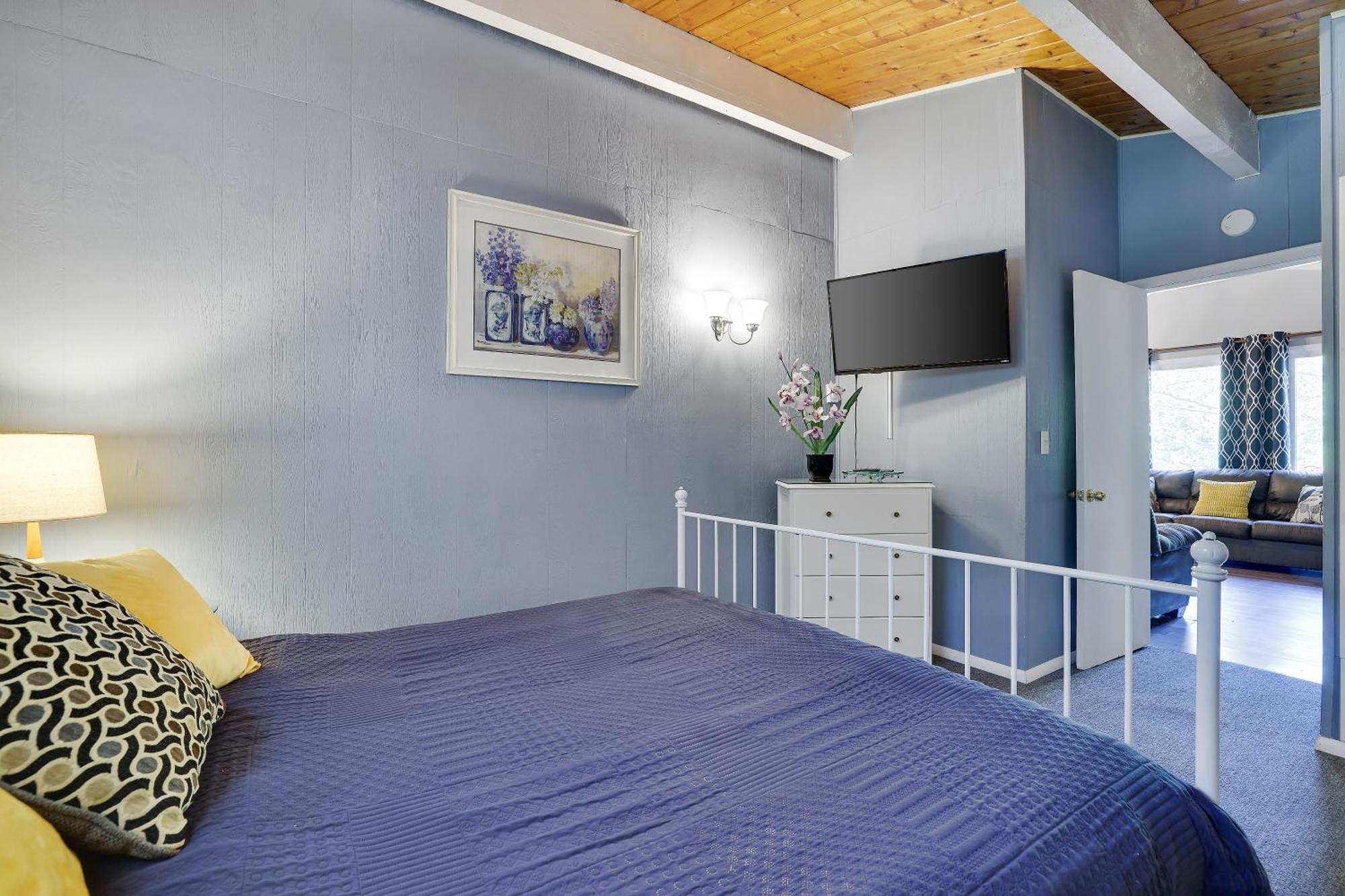 Chic And Stylish Hot Tub,4 Bedrooms, Game Movie Room, Firepit, Arcades, Playground On Site 2 Min Walk From Pool And Chalet