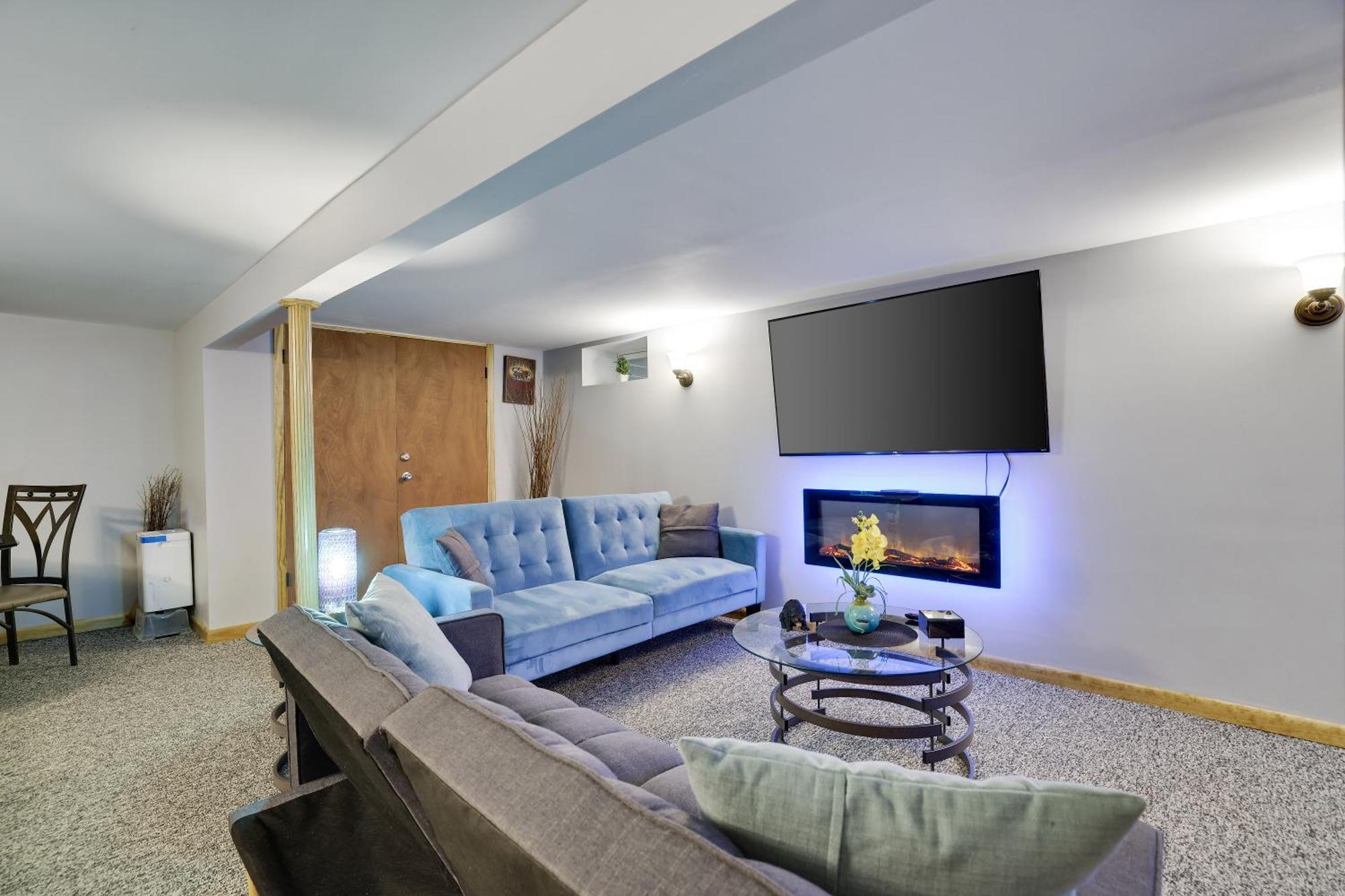Chalet Chic And Stylish Hot Tub,4 Bedrooms, Game Movie Room, Firepit, Arcades, Playground On Site 2 Min Walk From Pool And *