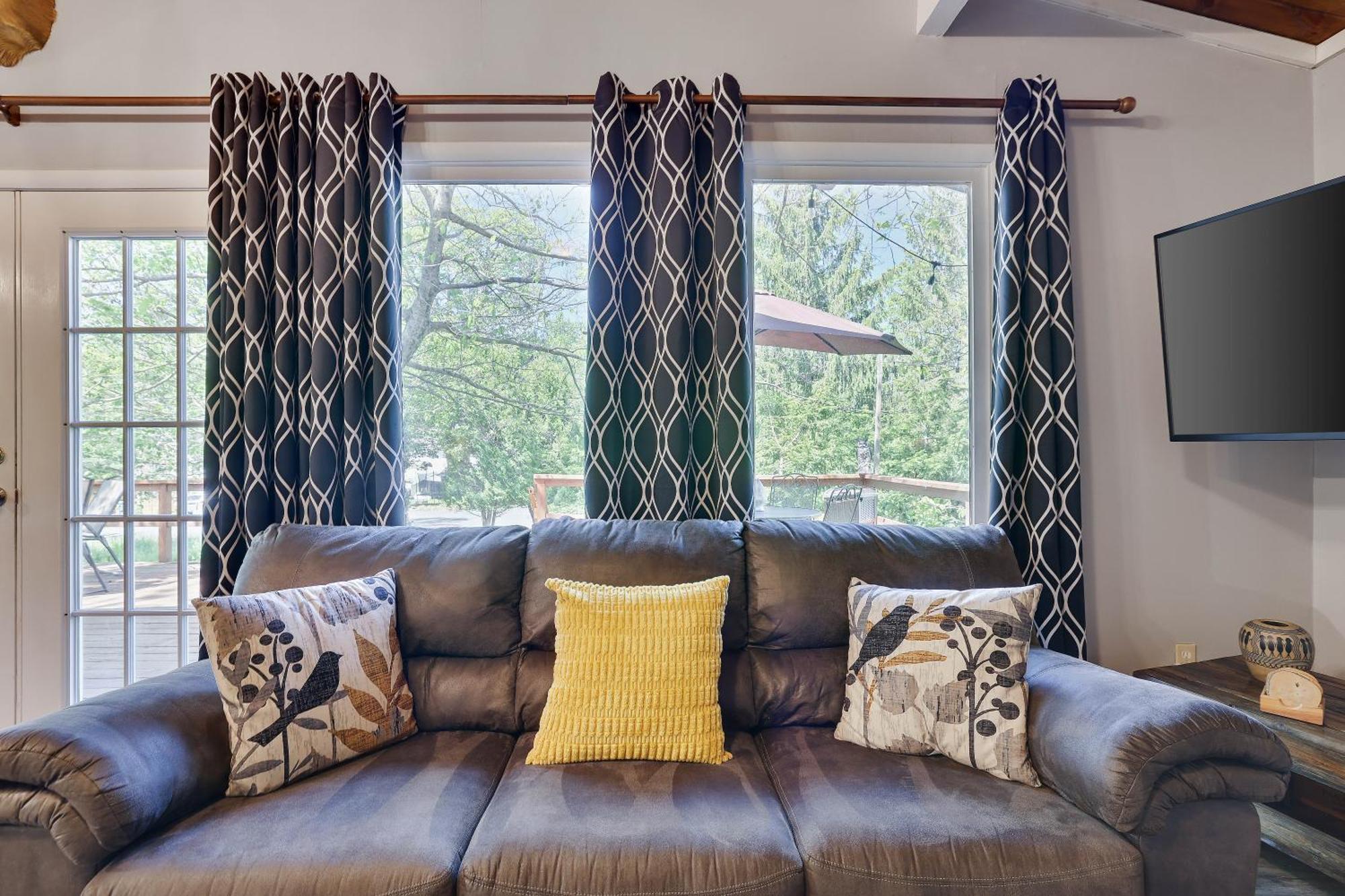 Chic And Stylish Hot Tub,4 Bedrooms, Game Movie Room, Firepit, Arcades, Playground On Site 2 Min Walk From Pool And *