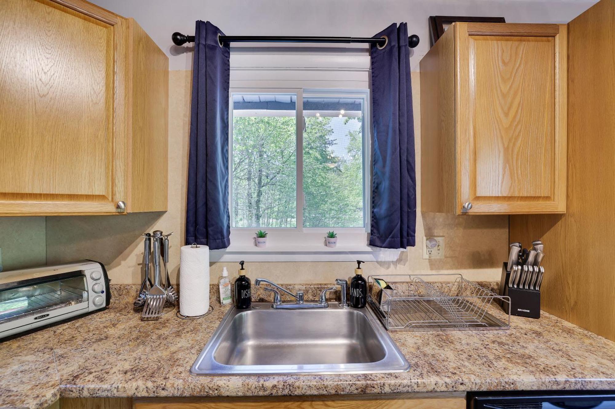 Chic And Stylish Hot Tub,4 Bedrooms, Game Movie Room, Firepit, Arcades, Playground On Site 2 Min Walk From Pool And Chalet
