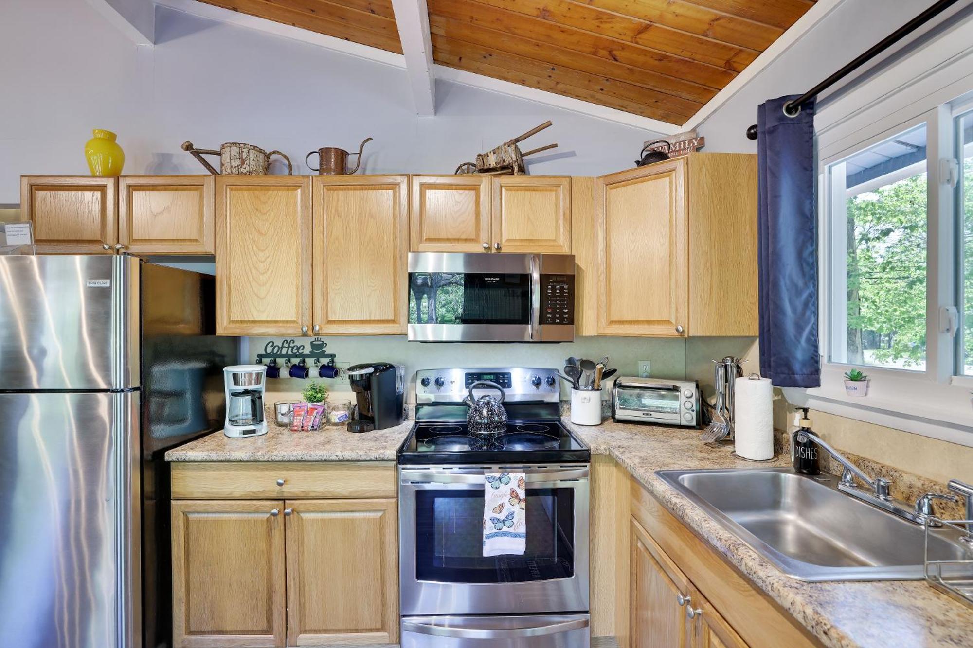 Chic And Stylish Hot Tub,4 Bedrooms, Game Movie Room, Firepit, Arcades, Playground On Site 2 Min Walk From Pool And *
